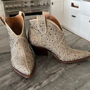 Jessica Simpson Zadie Pull On Western Booties
